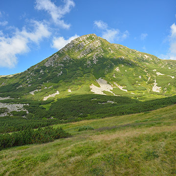 Одна из красивейших вершин Карпат - гора Гутин Томнатик