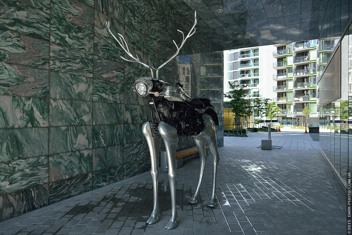 Скульптура оленя с туловищем мотоцикла. Осло, Норвегия.