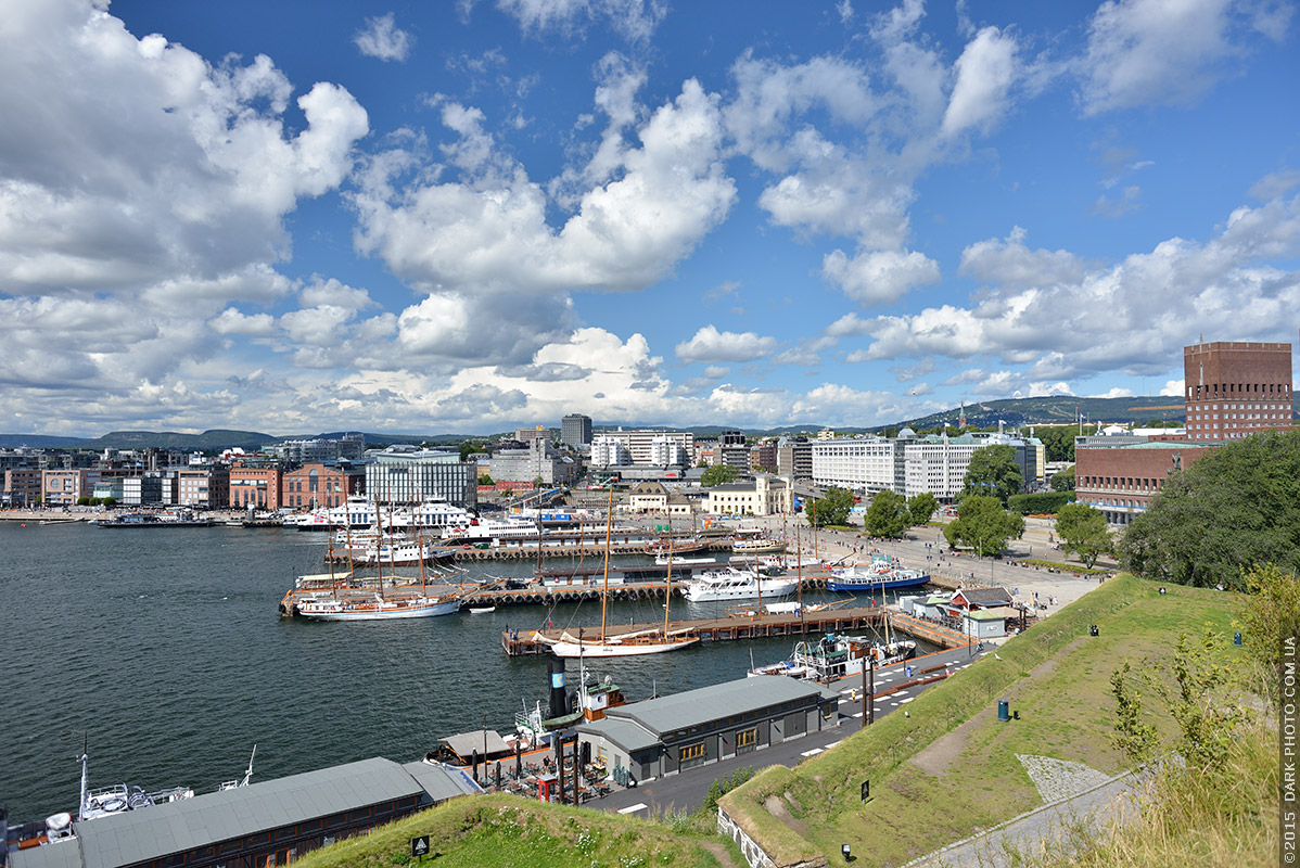 Пристань, набереждная и городская ратуша (справа). Осло, Норвегия.