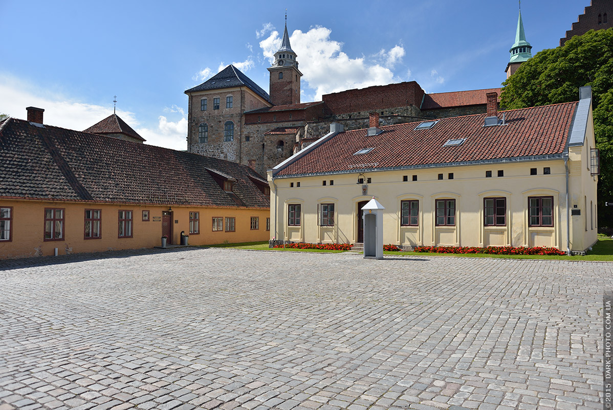 Мощеная площадь и казармы у стен замка. Осло, Норвегия.