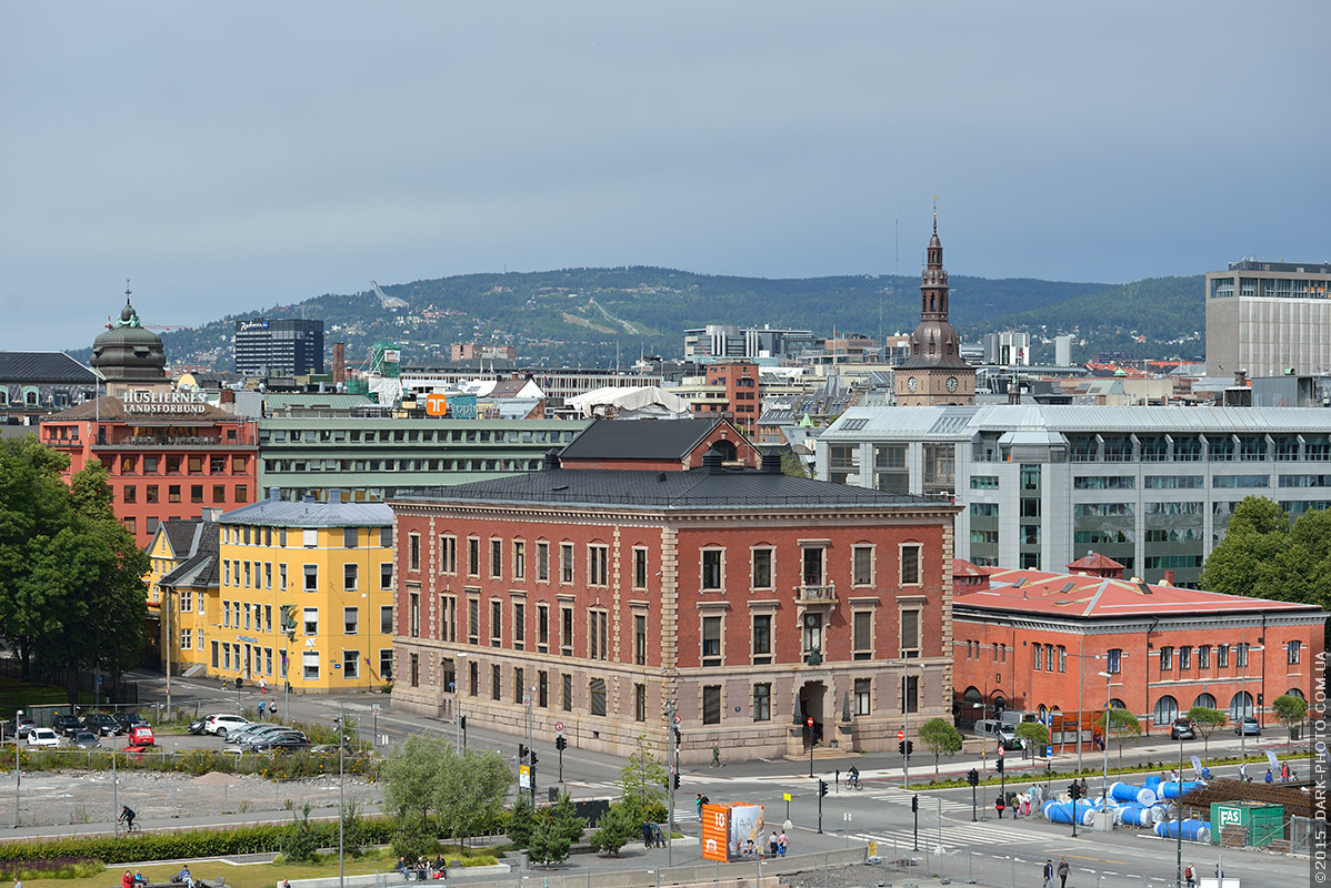 Старая часть города слева от оперного театра. Осло, Норвегия.