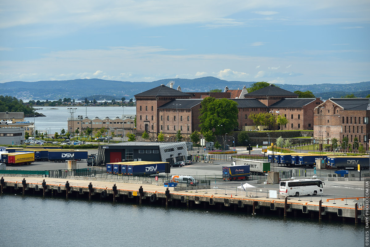 Вид на крепость с крыши оперного театра. Осло, Норвегия.