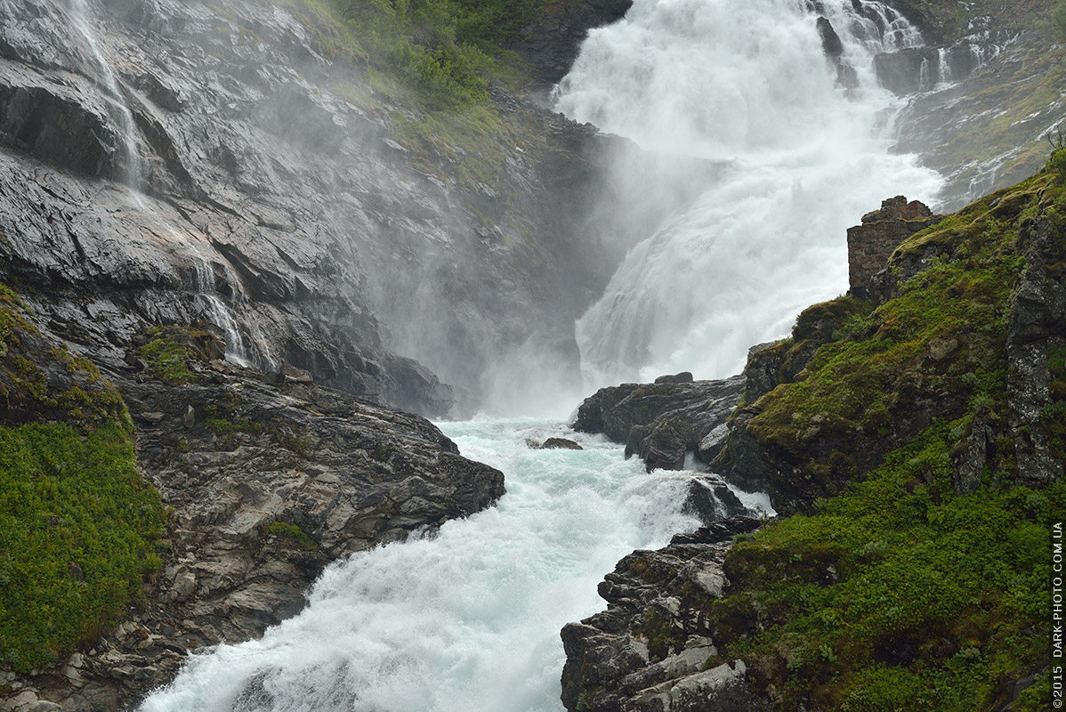 Громогласный водопад по дороге во Флом. Норвегия.