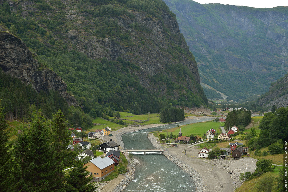 Норвежская деревушка у реки. Фото из окна поезда.