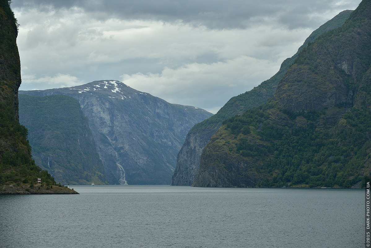 Соединение Аурландс-фьорда и Нэрей-фьорда. Норвегия.