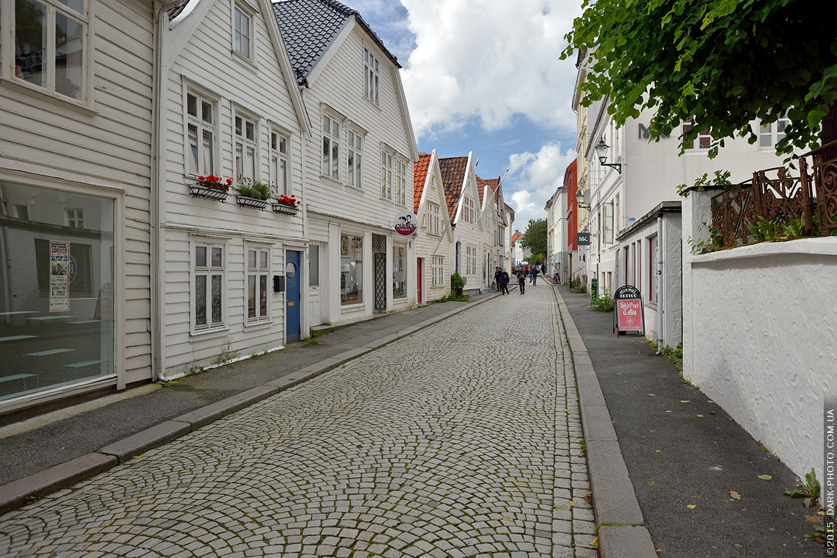 Тихая уютная улочка с белыми домиками. Берген, Норвегия.