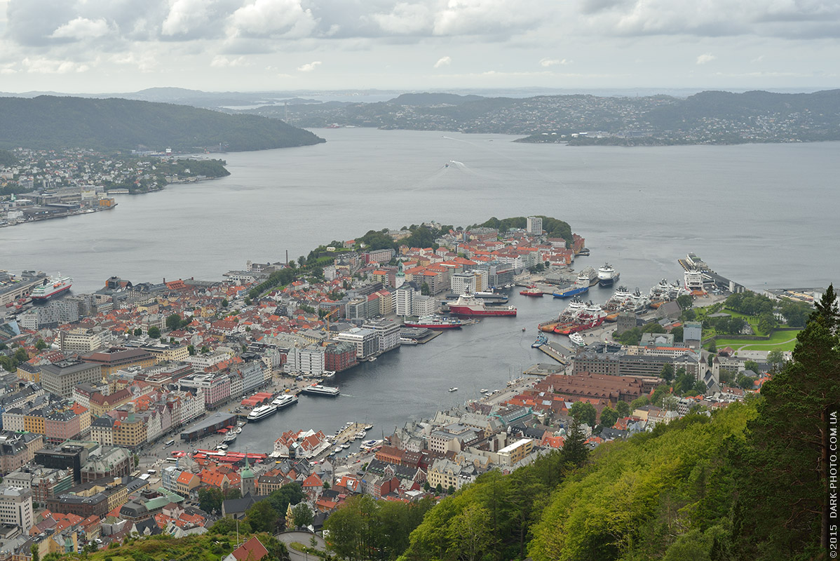 Вид на город, крепость и порт с горы Флёйен. Берген, Норвегия.