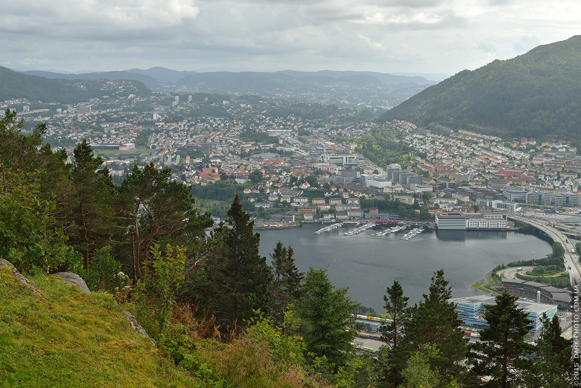 Панорама южной части города меж гор. Берген, Норвегия.